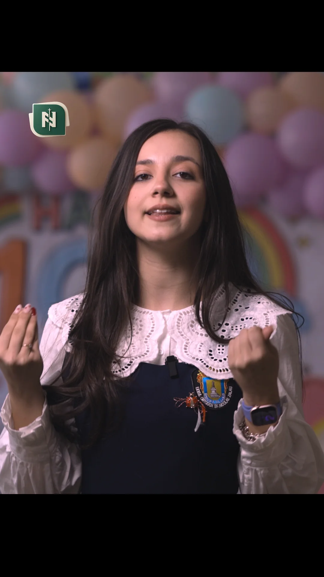 Două eleve, într-un cadru de deschidere.