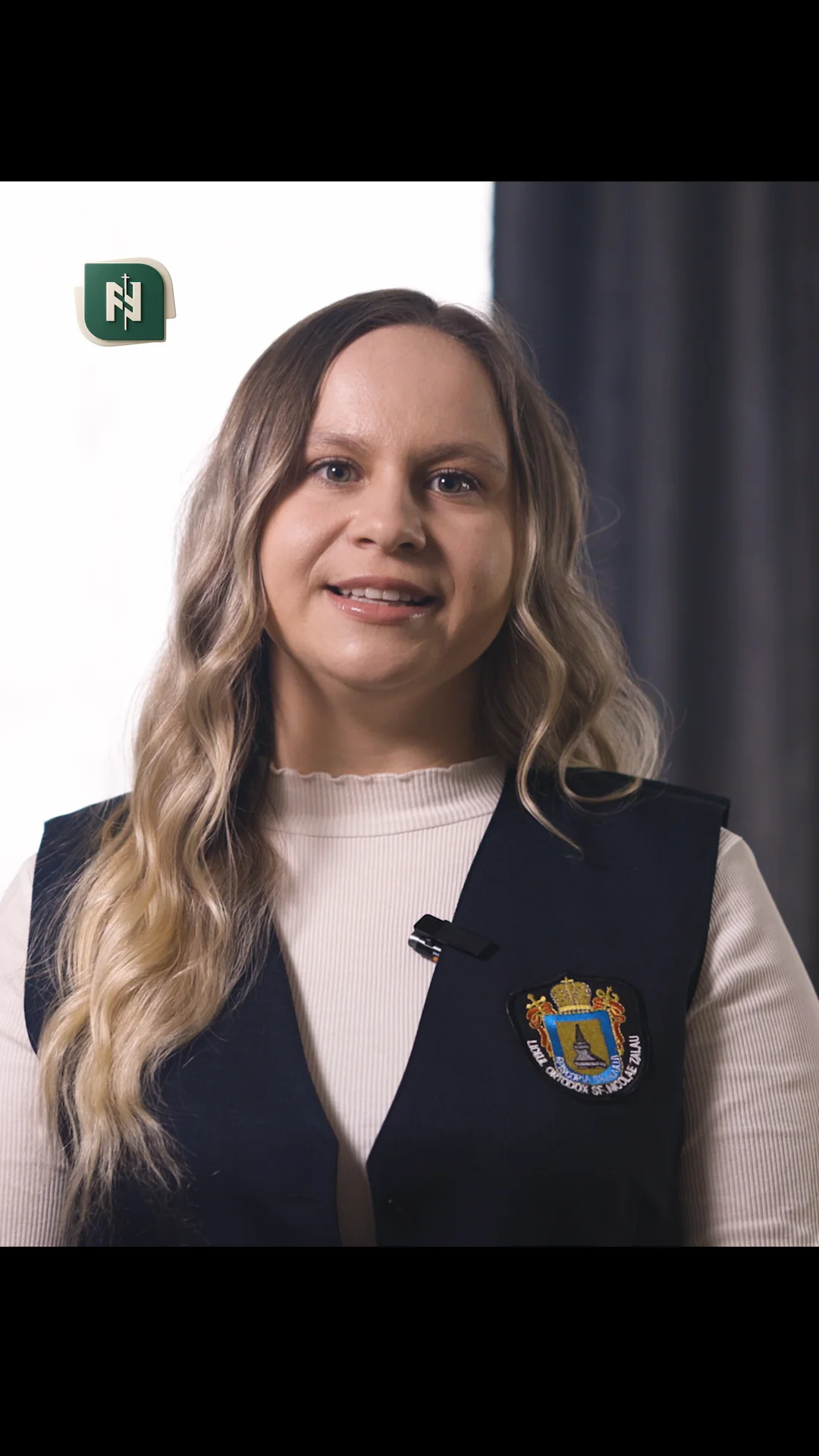 O profesoară a liceului, filmată vertical.