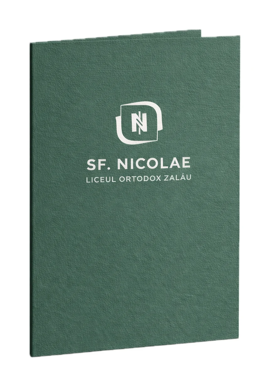 Mapă oficială verde texturată, cu sigla Sf. Nicolae, Liceul Ortodox Zalău, în alb, pe fundal alb.