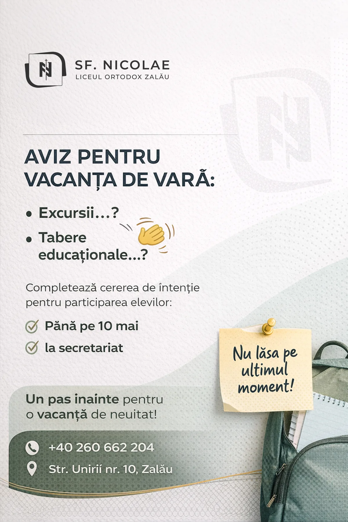 Șablon de anunț cu o notiță lipită și un ghiozdan: Aviz pentru vacanța de vară.