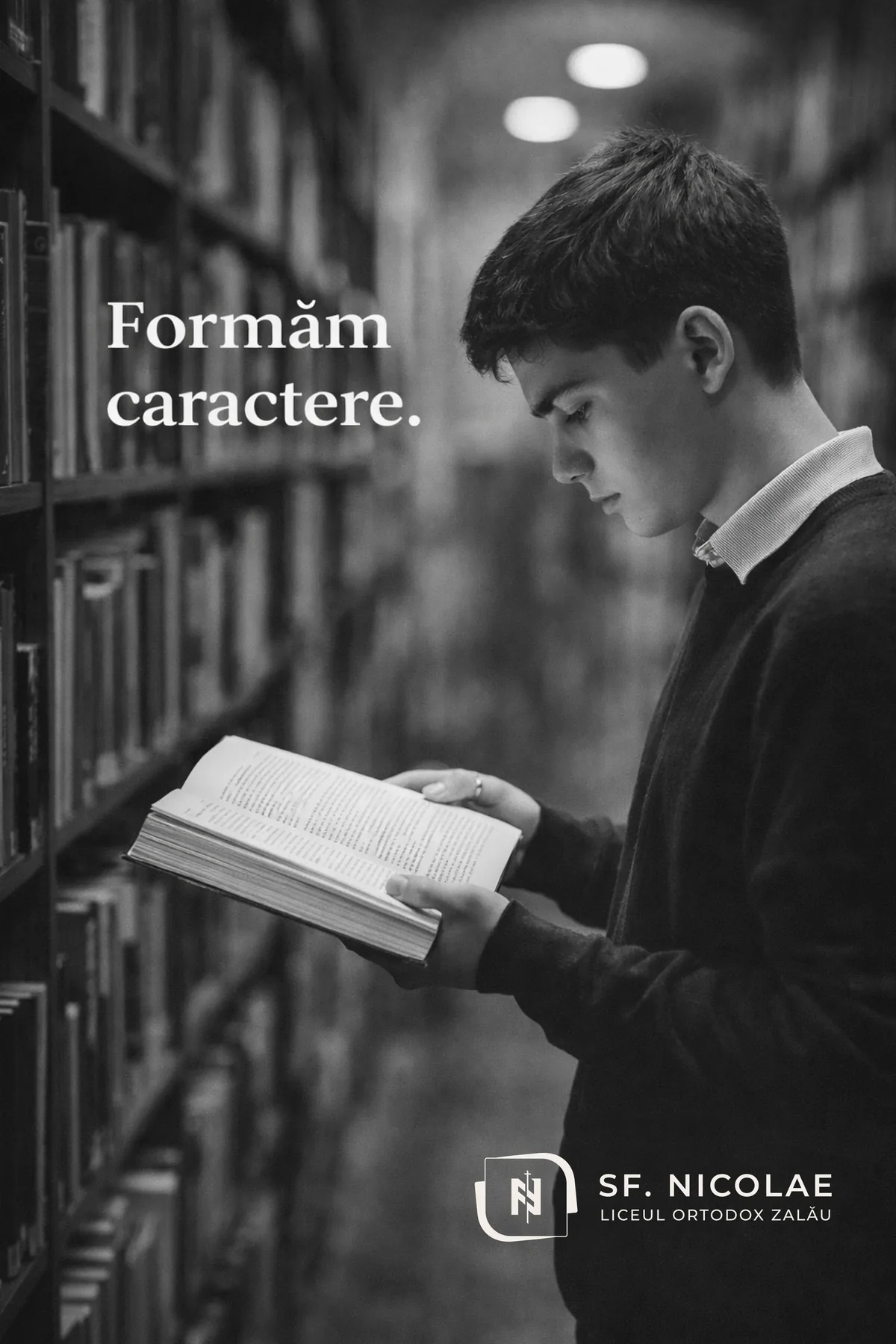 Șablon de poveste în alb-negru, cu un elev care citește între rafturi și textul Formăm caractere.