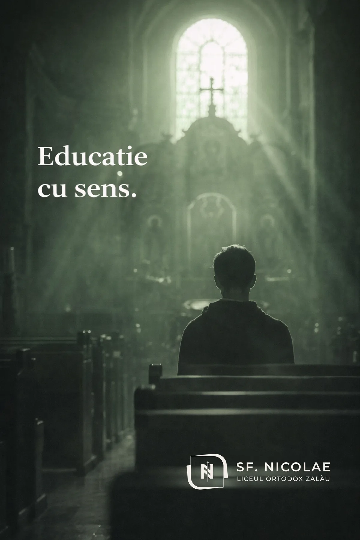 Șablon de poveste verde, cu un elev privit din spate într-o biserică luminată.