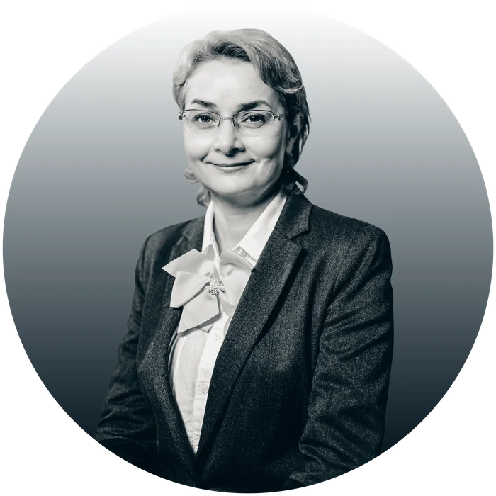 Portret alb-negru decupat în cerc, pentru profiluri, pagini de echipă și semnături de email.