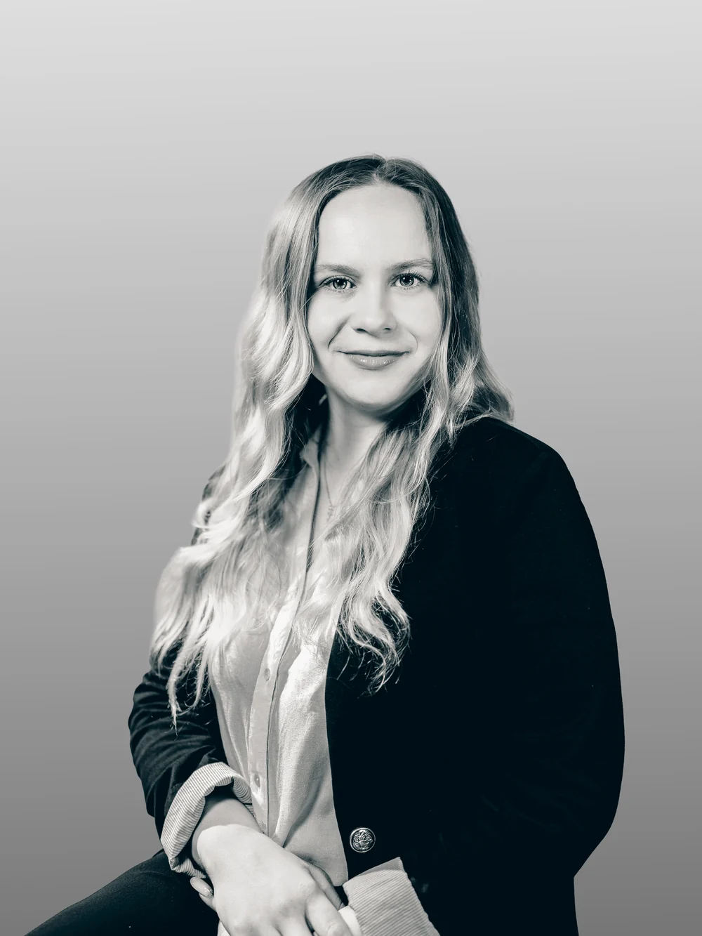 Portret oficial în alb-negru, fotografiat în studio