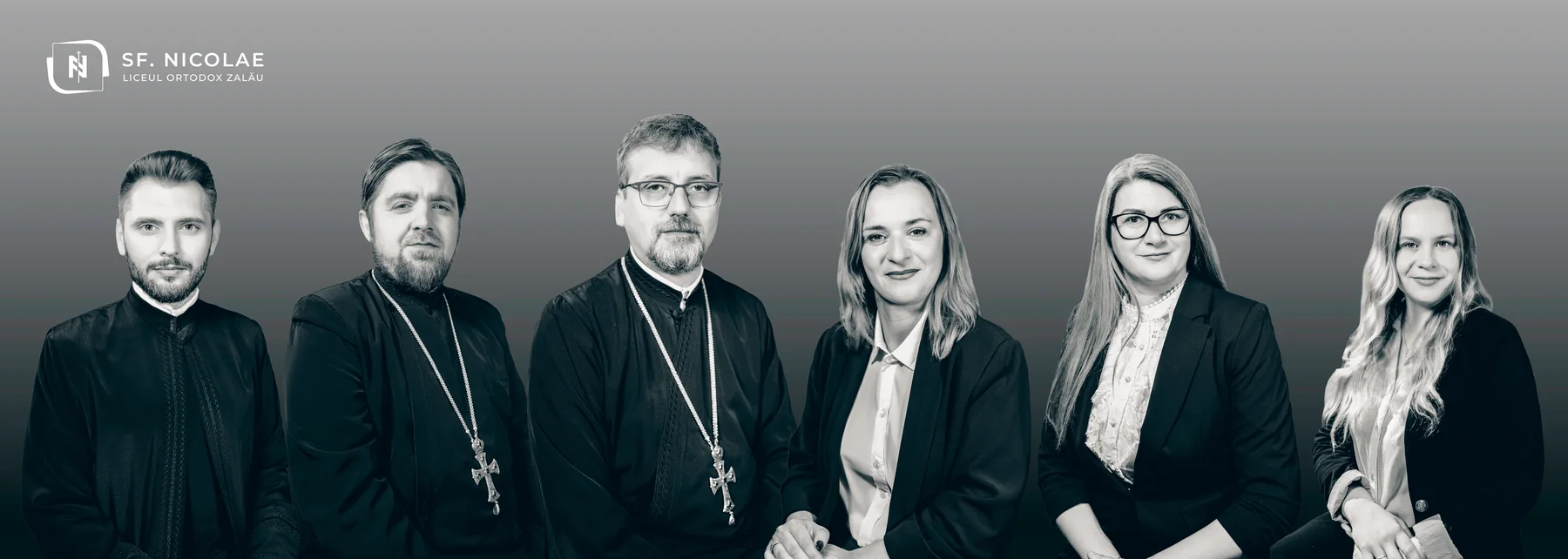 Șase oameni fotografiați împreună, în alb-negru, pe fundal închis, cu sigla instituției în colț.